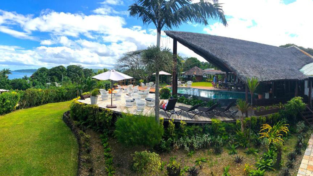 5 deco stop lodge Santo Vanuatu pool dining area
