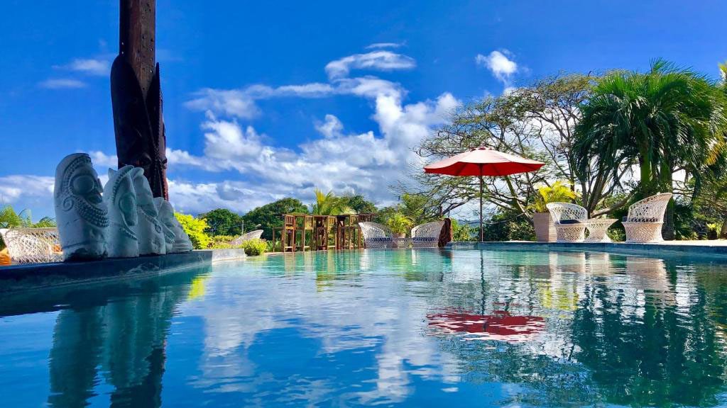 6 deco stop lodge Santo Vanuatu pool tiki