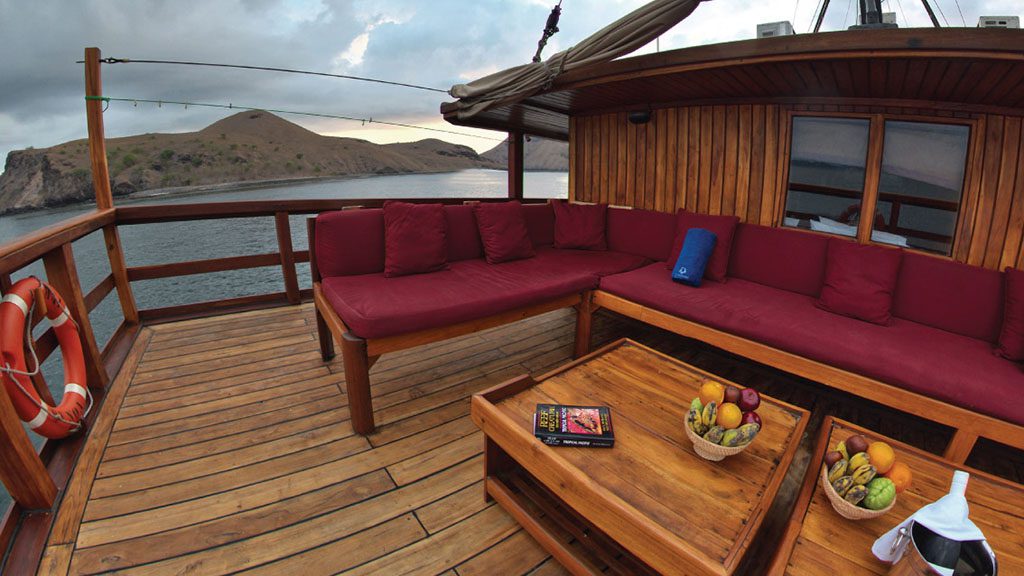 8 Damai 1 Liveaboard Indonesia bridge deck back sundeck 02