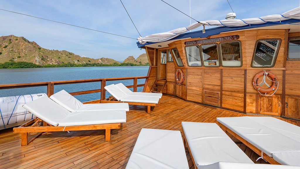 12 wp komodo sea dragon liveaboard sun deck