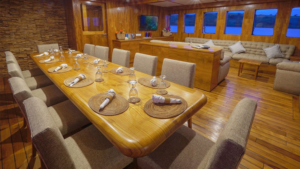 15 wp komodo sea dragon liveaboard dining lounge
