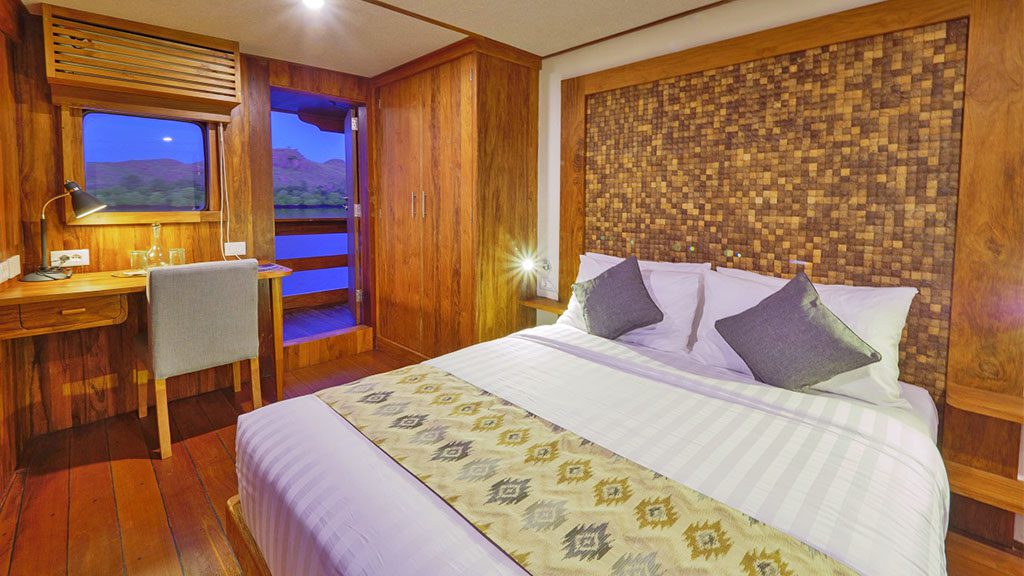16 wp komodo sea dragon liveaboard double cabin bed desk