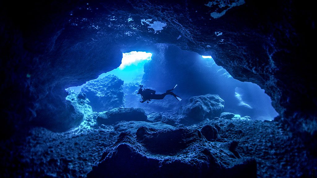 21 niue blue dive niue diving bubble cave