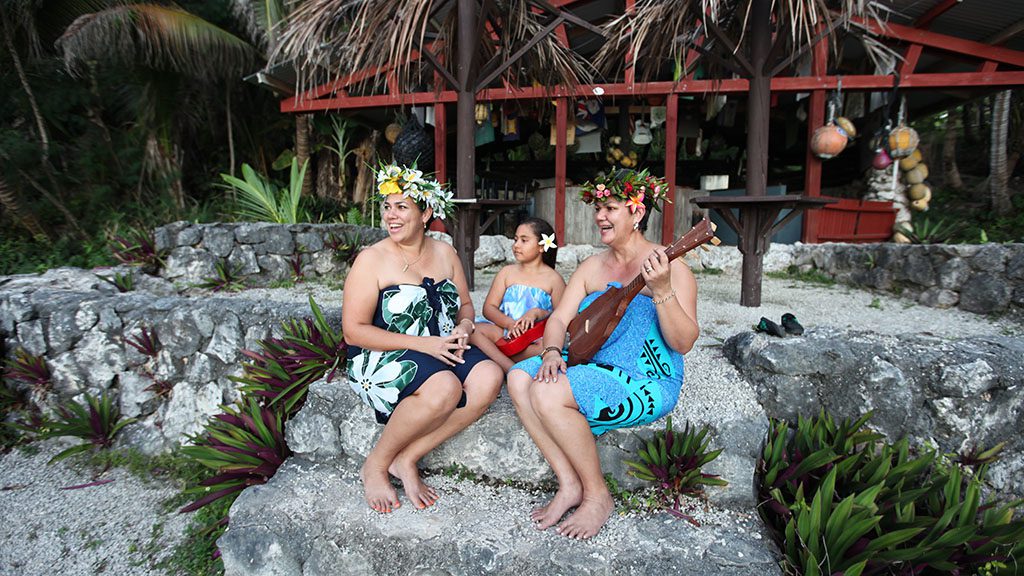 7 destination dive niue women ukelele