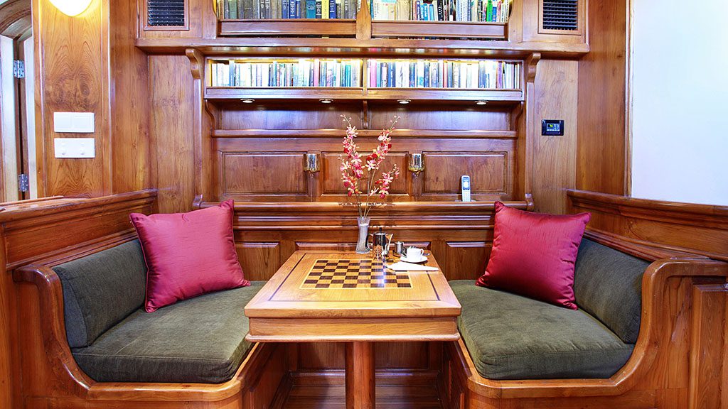 7 adelaar liveaboard komodo raja ampat indonesia main salon