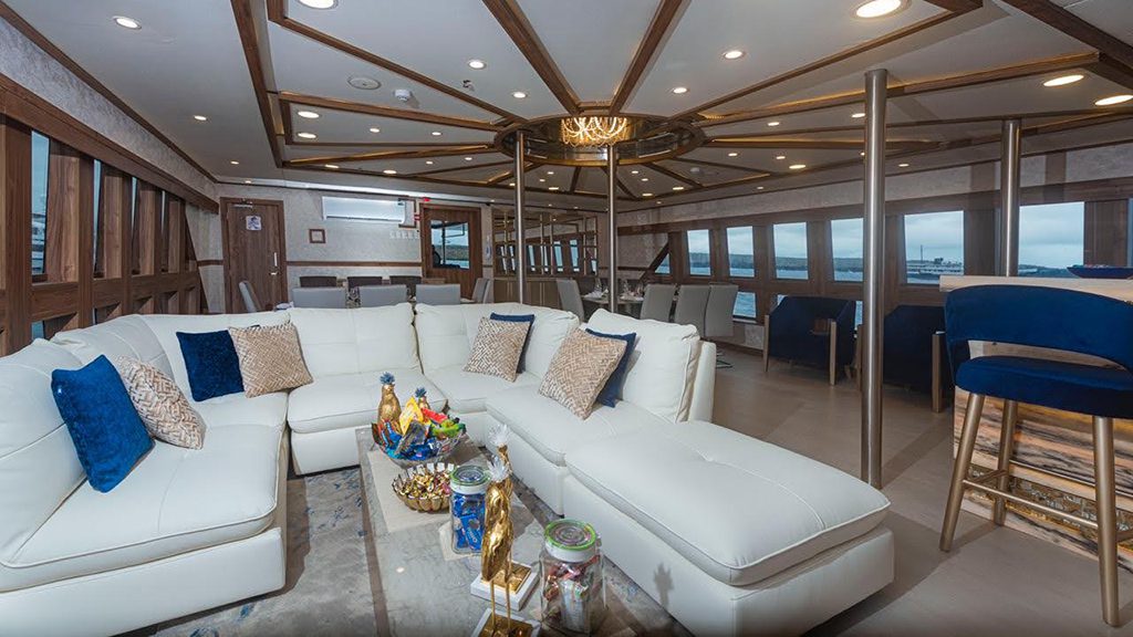 8 tiburon explorer liveaboard galapagos islands lounge