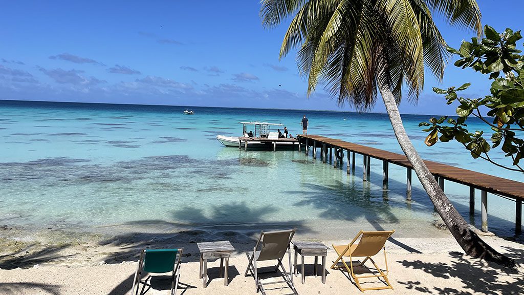 02 fakarava dive boat and jetty 6467