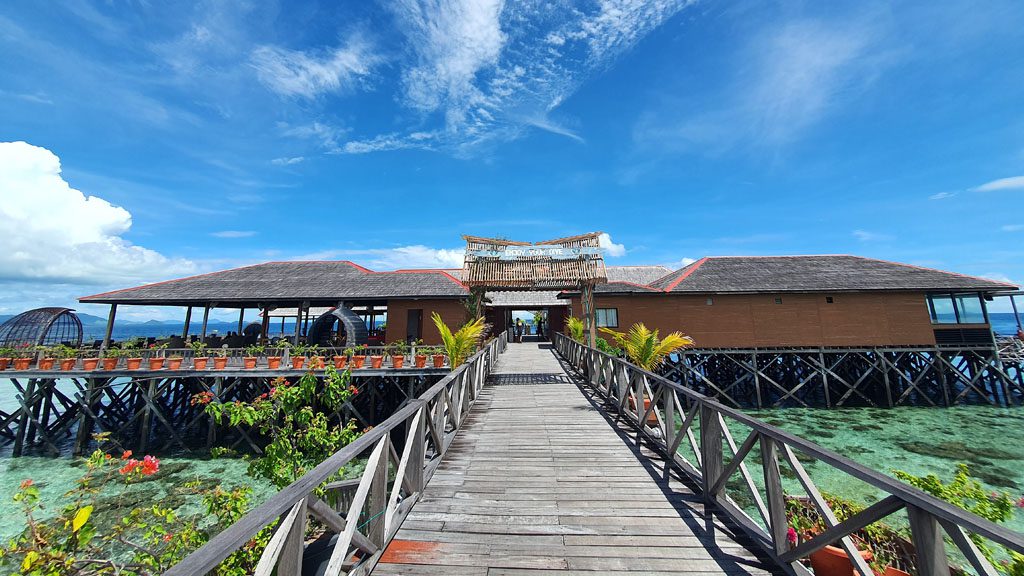 14 borneo divers mabul malaysia jetty 2