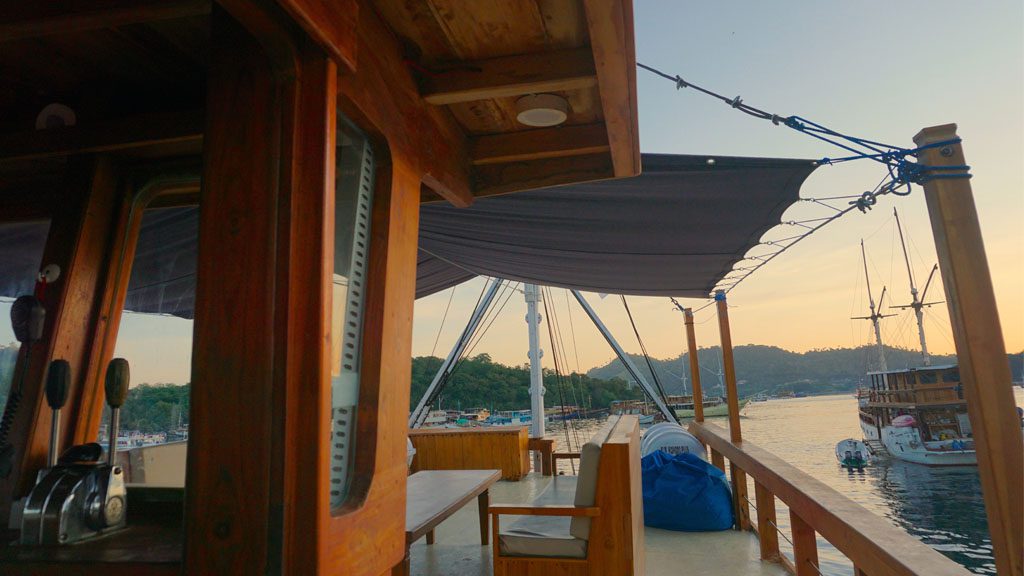 18 nusa tara komodo flores alor indonesia sundeck