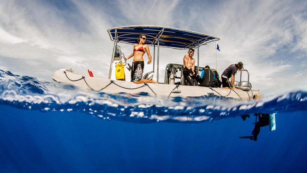 5 o2 fakarava dive fakarava french polynesia dive boat