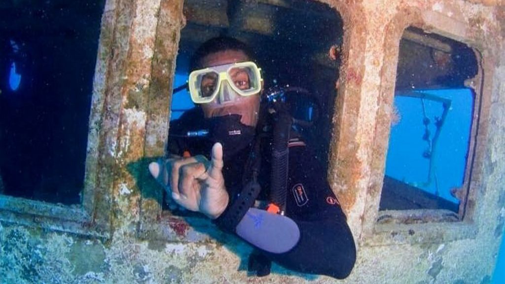 21 barefoot manta resort yasawa islands fiji diver 1