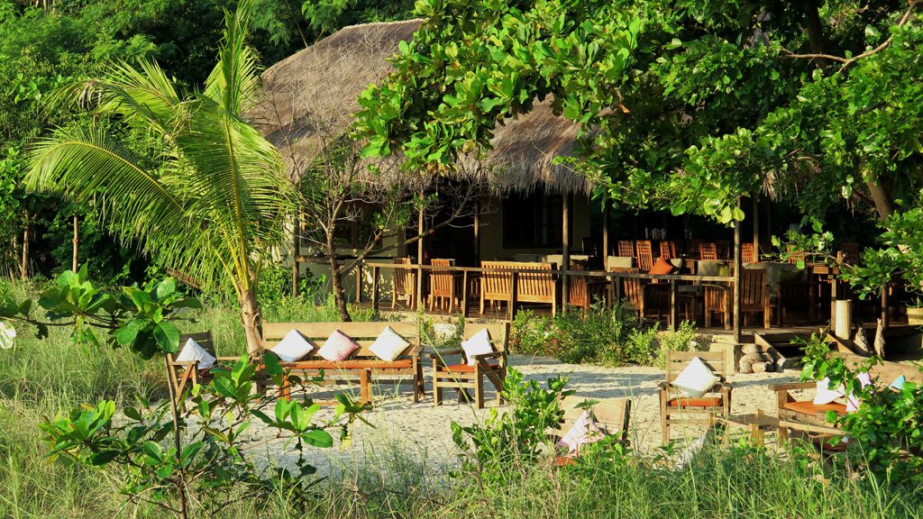 25 alor divers eco resort nusa tenggara indonesia restaurant 3