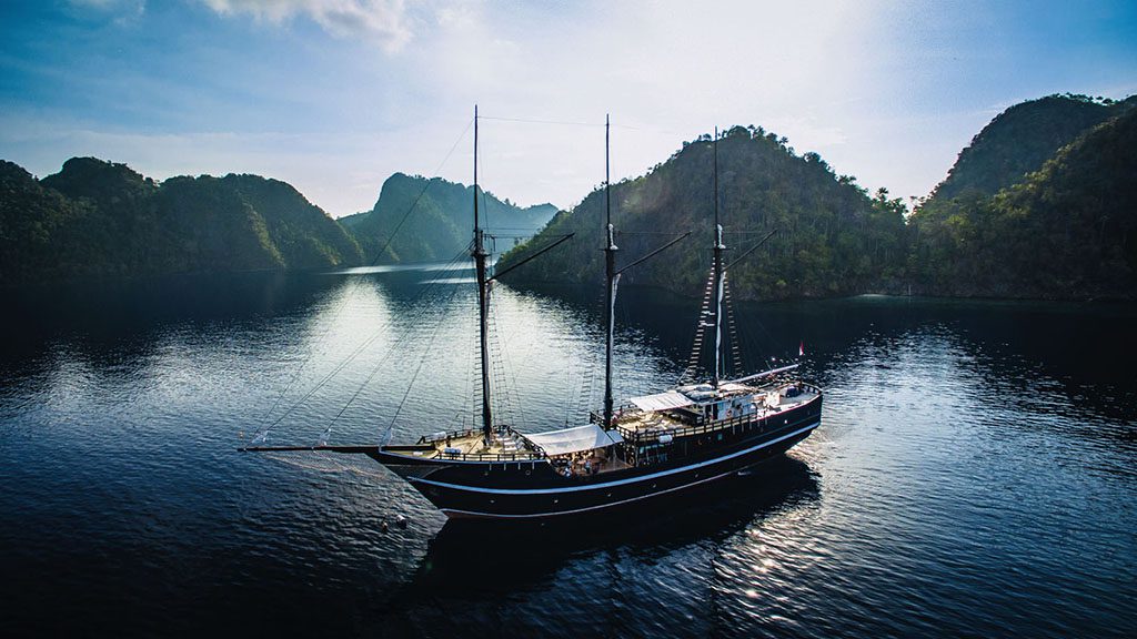 0 dewi nusantara raja ampat indonesia hero