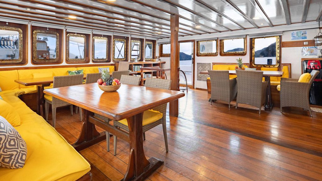 12 seahorse liveaboard indonesia restaurant