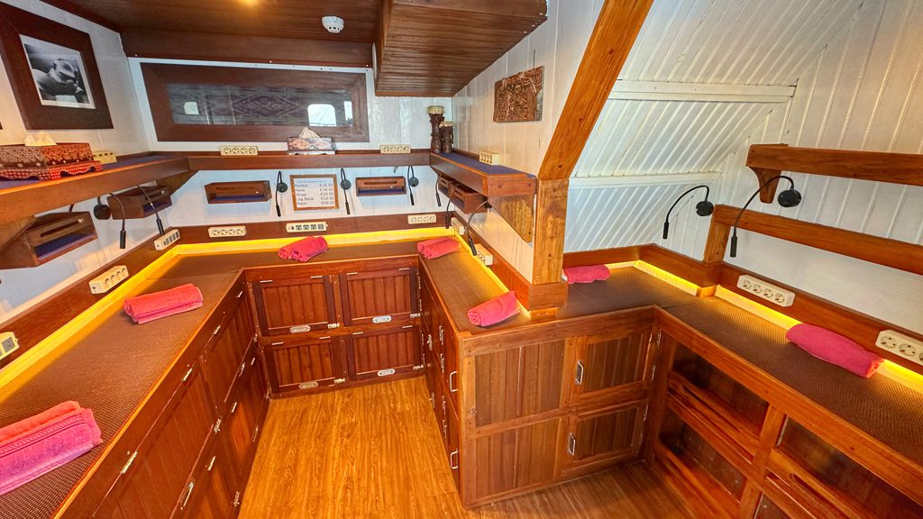 15 ambai liveaboard indonesia camera room