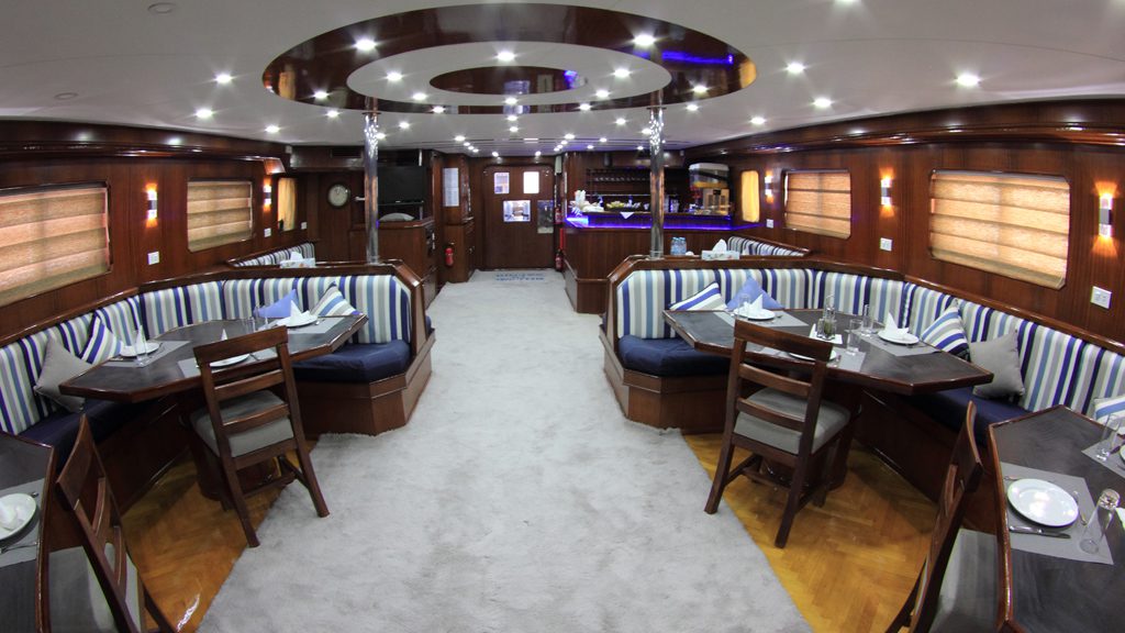 22 heaven saphir liveaboard red sea egypt lounge