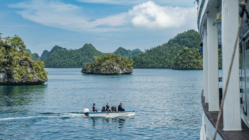 7 ambai liveaboard indonesia divers in dhoni