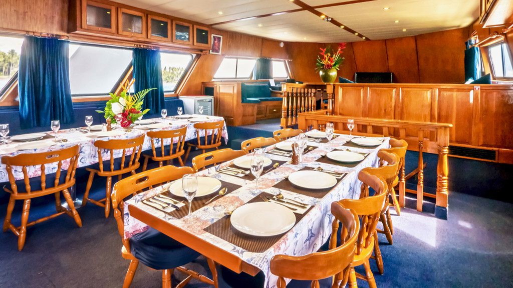 8 atlantis adventurer liveaboard philippines dinning area