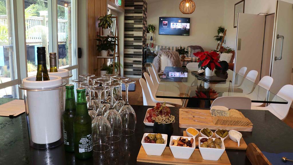 1 dive new zealand poor knights tutukaka lodge 9 afternoon drinks and