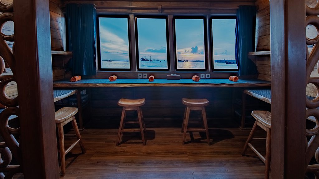 14 malaillo liveaboard indonesia camera room