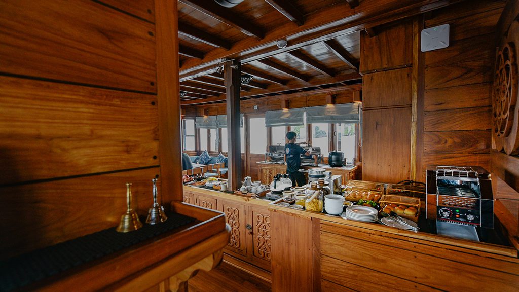 15 malaillo liveaboard indonesia buffet breakfast