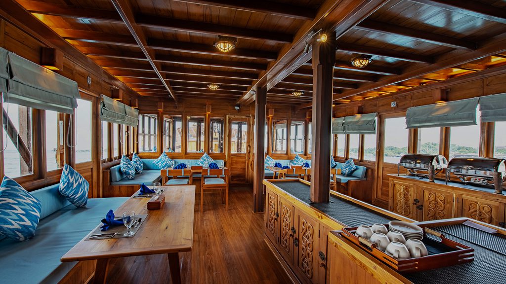 16 malaillo liveaboard indonesia indoor restaurant