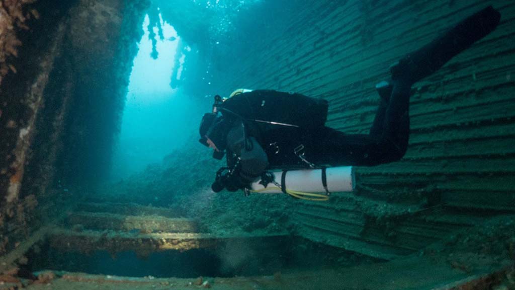 2 dive new zealand mikhail lermontov wreck looking down at the pool
