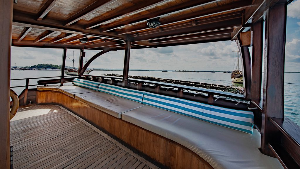 23 malaillo liveaboard indonesia outdoor bench lounge