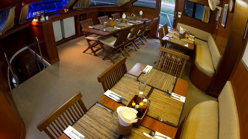 11 mermaid 2 liveaboard indonesia restaurant