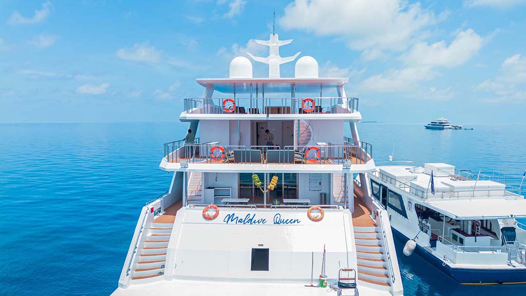 2 maldives master liveaboard and dhoni