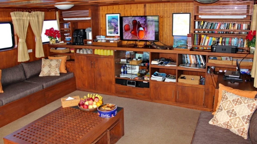 9 mermaid 2 liveaboard indonesia salon 2