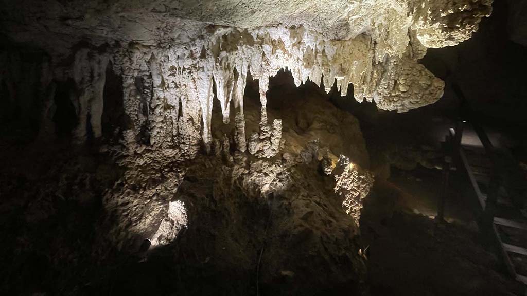 4 capricorn caves 4180