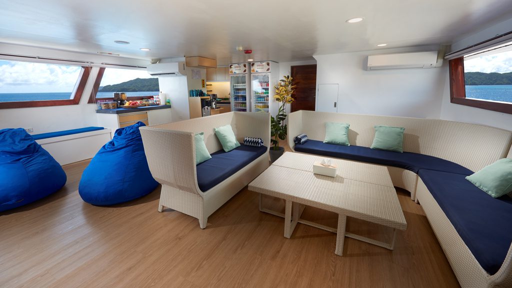 10 solitude one liveaboard philippines lounge