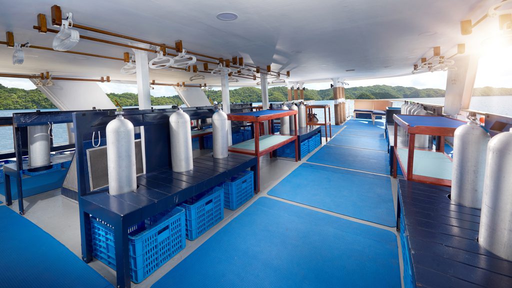 13 solitude one liveaboard philippines dive deck2