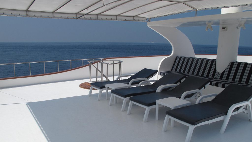 9 carpe diem liveaboard maldives sundeck shaded area