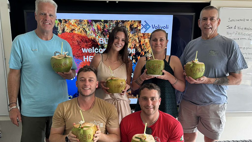 Us dive travel agents enjoy welcome drinks at volivoli beach resort in fiji 1024