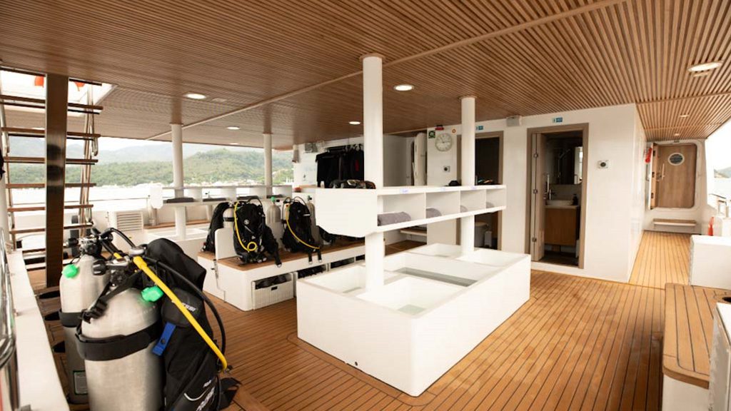 13 solitude gaia liveaboard palau dive deck